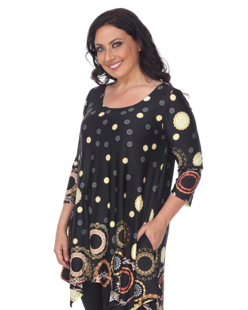 Side of a model wearing a size 1X Erie Tunic Top in Navy by White Mark. | dia_product_style_image_id:257667